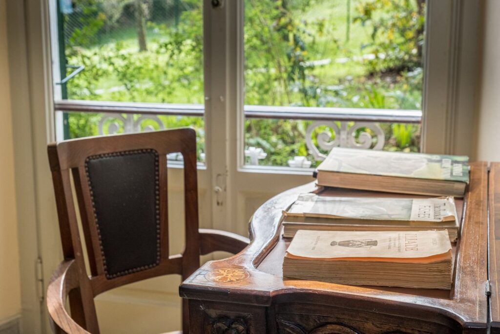 Scrivania con libri storici